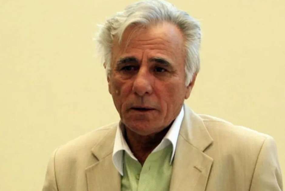 &Alpha;&pi;&epsilon;&beta;ί&omega;&sigma;&epsilon; &omicron; &gamma;&nu;&omega;&sigma;&tau;ό&sigmaf; &delta;&eta;&mu;&omicron;&sigma;&iota;&omicron;&gamma;&rho;ά&phi;&omicron;&sigmaf; &Sigma;&pi;ύ&rho;&omicron;&sigmaf; &Kappa;&alpha;&rho;&alpha;&tau;&zeta;&alpha;&phi;έ&rho;&eta;&sigmaf;