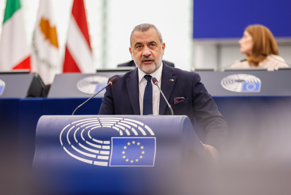 &Lambda;&omicron;&upsilon;&kappa;ά&sigmaf; &Phi;&omicron;&upsilon;&rho;&lambda;ά&sigmaf;: &laquo;&Pi;ά&nu;&omega; &alpha;&pi;&rsquo; ό&lambda;&alpha; &eta; &Kappa;ύ&pi;&rho;&omicron;&sigmaf;&raquo;