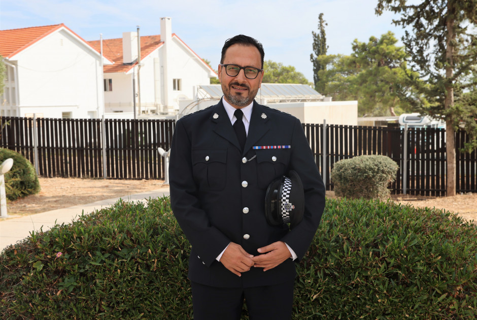 Ο Βασιλίας Κάρολος τίμησε Αστυνομικό των Βρετανικών Βάσεων