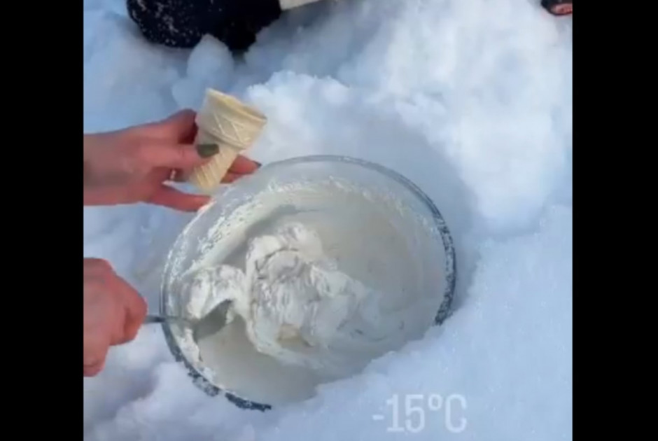Καναδάς: Μητέρα φτιάχνει παγωτό στο χιόνι στους -15°C και γίνεται viral