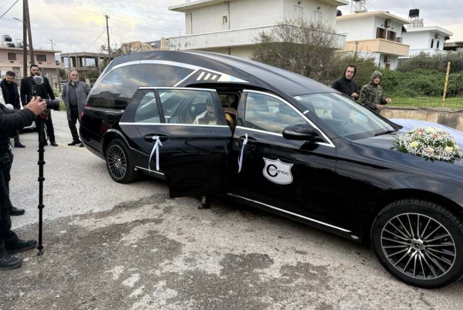 &Gamma;&alpha;&mu;&pi;&rho;ό&sigmaf; &pi;ή&gamma;&epsilon; &mu;&epsilon; &tau;&eta;&nu; &nu;&epsilon;&kappa;&rho;&omicron;&phi;ό&rho;&alpha; &sigma;&tau;&eta;&nu; &epsilon;&kappa;&kappa;&lambda;&eta;&sigma;ί&alpha;