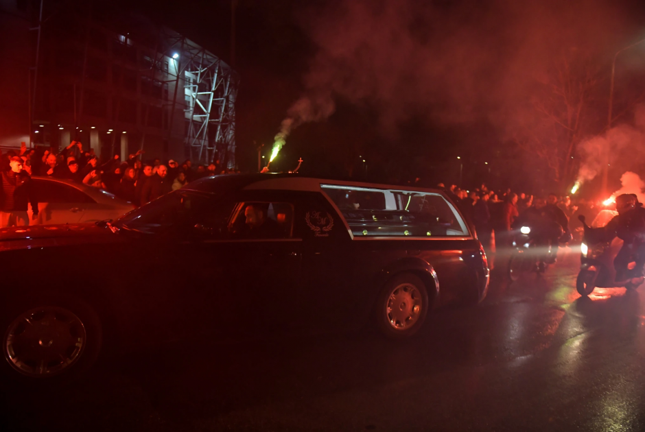 &laquo;&Rho;ά&gamma;&iota;&sigma;&alpha;&nu;&raquo; &kappa;&alpha;&rho;&delta;&iota;έ&sigmaf; &sigma;&tau;&eta;&nu; &Tau;&omicron;ύ&mu;&pi;&alpha;-&Chi;&iota;&lambda;&iota;ά&delta;&epsilon;&sigmaf; ά&nu;&theta;&rho;&omega;&pi;&omicron;&iota; &upsilon;&pi;&omicron;&delta;έ&chi;&tau;&eta;&kappa;&alpha;&nu; &tau;&alpha; &epsilon;&pi;&tau;ά &laquo;&alpha;&epsilon;&tau;ό&pi;&omicron;&upsilon;&lambda;&alpha;&raquo; (&Phi;&Omega;&Tau;&Omicron;&Sigma;-&Beta;&Iota;&Nu;&Tau;&Epsilon;&Omicron;)