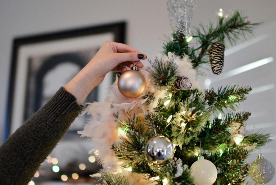 Ετοιμάστε τις κούτες: Πότε πρέπει να ξεστολίσουμε το χριστουγεννιάτικο δέντρο;
