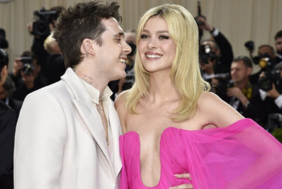 &Epsilon;&pi;&tau;&alpha;&psi;ή&phi;&iota;&omicron; &pi;&omicron;&sigma;ό &sigma;&epsilon; &Mu;&pi;&rho;&omicron;ύ&kappa;&lambda;&iota;&nu; &kappa;&alpha;&iota; &Nu;ί&kappa;&omicron;&lambda;&alpha; &gamma;&iota;&alpha; &nu;&alpha; &alpha;&pi;&omicron;&kappa;&alpha;&lambda;ύ&psi;&omicron;&upsilon;&nu; &sigma;&epsilon; &beta;&iota;&beta;&lambda;ί&omicron; &tau;&alpha; &mu;&upsilon;&sigma;&tau;&iota;&kappa;ά &tau;&eta;&sigmaf; &omicron;&iota;&kappa;&omicron;&gamma;έ&nu;&epsilon;&iota;&alpha;&sigmaf; &Mu;&pi;έ&kappa;&alpha;