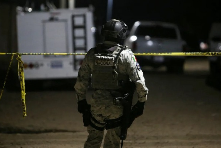 &Tau;&omicron;&upsilon;&lambda;ά&chi;&iota;&sigma;&tau;&omicron;&nu; 11 &nu;&epsilon;&kappa;&rho;&omicron;ί &sigma;&epsilon; έ&nu;&omicron;&pi;&lambda;&eta; &epsilon;&pi;ί&theta;&epsilon;&sigma;&eta; &sigma;&epsilon; &pi;&omicron;&delta;&omicron;&sigma;&phi;&alpha;&iota;&rho;&iota;&kappa;ό &gamma;ή&pi;&epsilon;&delta;&omicron; &tau;&omicron;&upsilon; &Mu;&epsilon;&xi;&iota;&kappa;&omicron;ύ