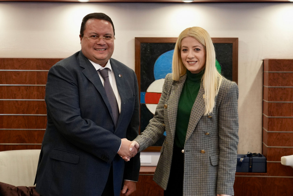 &Alpha;&pi;&omicron;&chi;&alpha;&iota;&rho;&epsilon;&tau;&iota;&sigma;&tau;ή&rho;&iota;&alpha; &sigma;&upsilon;&nu;ά&nu;&tau;&eta;&sigma;&eta; &Pi;&tau;&Beta;