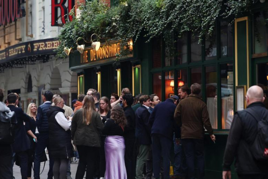 &Tau;&omicron;&upsilon;&rho;ί&sigma;&tau;&epsilon;&sigmaf; &sigma;&upsilon;&rho;&rho;έ&omicron;&upsilon;&nu; &sigma;&epsilon; &pi;ό&lambda;&eta; ό&pi;&omicron;&upsilon; &gamma;&upsilon;&rho;ί&sigma;&tau;&eta;&kappa;&epsilon; &tau;&alpha;&iota;&nu;ί&alpha; &pi;&rho;&iota;&nu; &alpha;&pi;ό 19 &chi;&rho;ό&nu;&iota;&alpha;