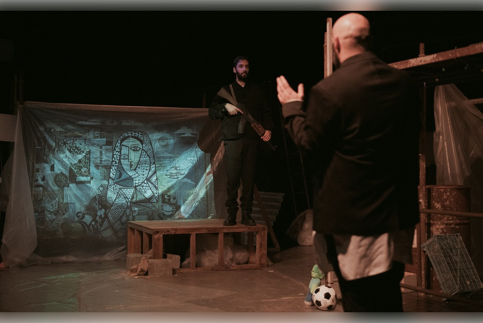 &laquo;Keffiyeh / Made in China&raquo; &alpha;&pi;ό &tau;&omicron; &Theta;έ&alpha;&tau;&rho;&omicron; &Alpha;&nu;&tau;ί&Lambda;&omicron;&gamma;&omicron;&sigmaf;