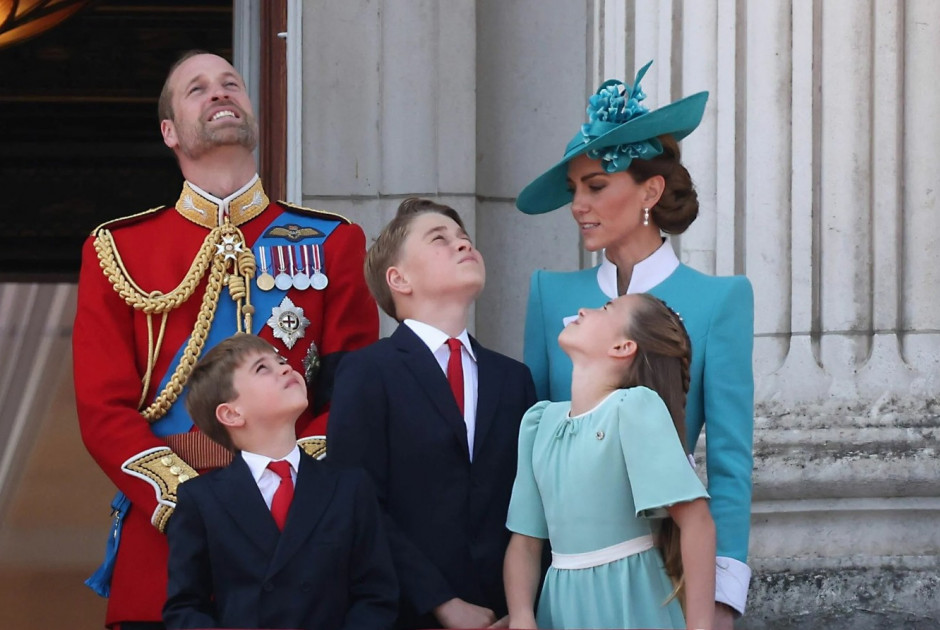 Σχόλια και αντιδράσεις στις πρωτοχρονιάτικες ευχές του πρίγκιπα Ουίλιαμ και της Κέιτ