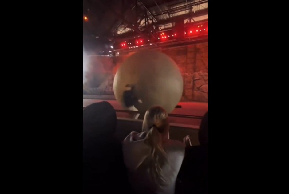 Υπάλληλος της Disney World τραυματίστηκε προσπαθώντας να σταματήσει «βράχο» 180 κιλών πριν χτυπήσει το κοινό (ΒΙΝΤΕΟ)