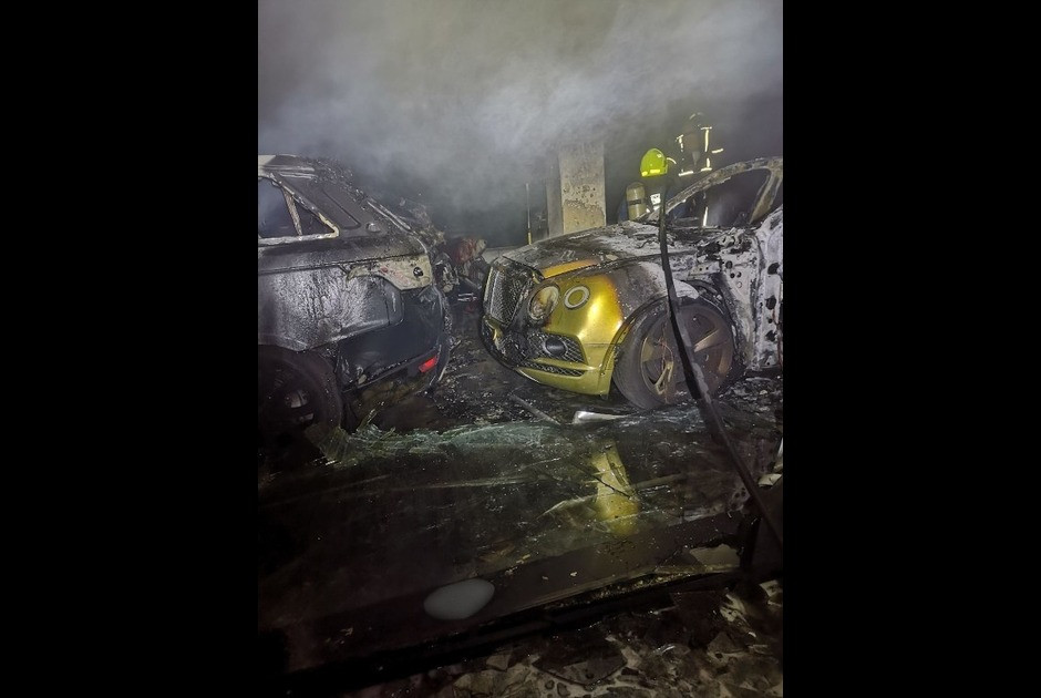 Στάχτη μάντρα αυτοκινήτων στη Μεσόγη - Κάηκαν 8 αυτοκίνητα, 11 μοτοσικλέτες, ηλεκτρικά οχήματα και jetski