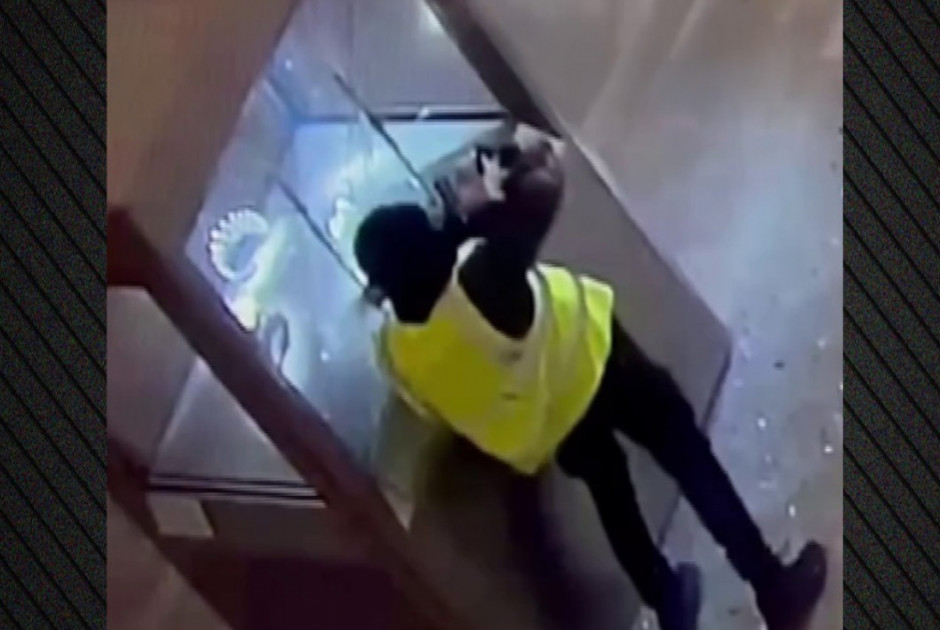 Βίντεο ντοκουμέντο από τη ληστεία στο Λούβρο: Έσπασαν βιτρίνες με γροθιές και τροχό – Άφαντη η λεία (ΒΙΝΤΕΟ)