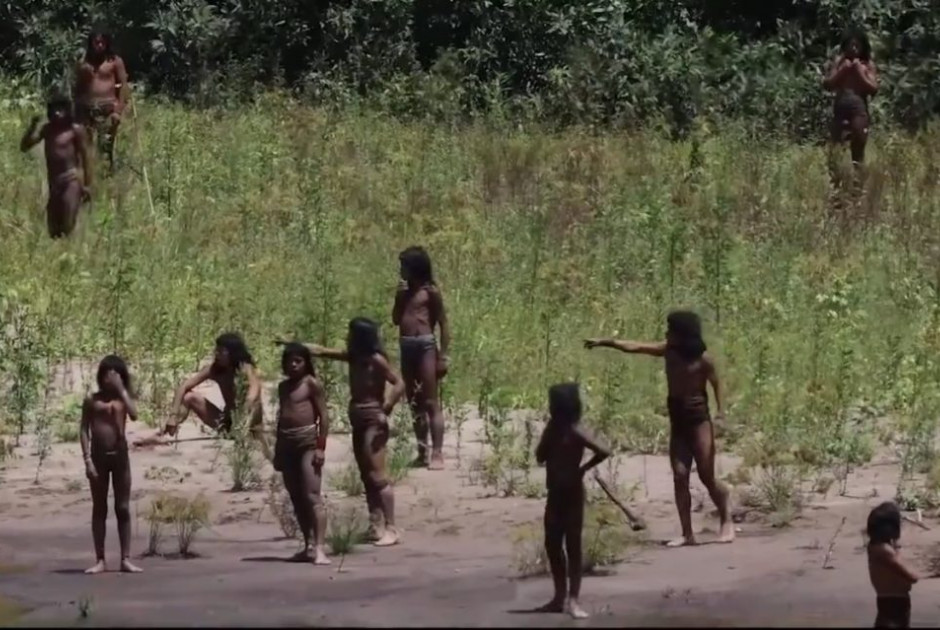 Σπάνιο βίντεο αποκαλύπτει για πρώτη φορά απομονωμένη φυλή του Αμαζονίου