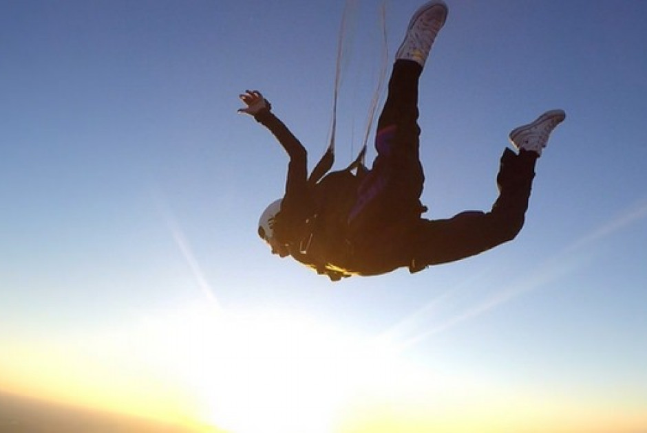 Skydiver &pi;έ&tau;&alpha;&xi;&epsilon; &mu;έ&sigma;&alpha; &alpha;&pi;ό &tau;&omicron; &psi;&eta;&lambda;ό&tau;&epsilon;&rho;&omicron; &xi;&epsilon;&nu;&omicron;&delta;&omicron;&chi;&epsilon;ί&omicron; &tau;&omicron;&upsilon; &kappa;ό&sigma;&mu;&omicron;&upsilon; (&Beta;&Iota;&Nu;&Tau;&Epsilon;&Omicron;)