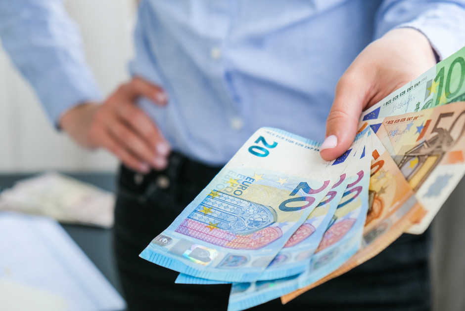 Ο κατώτατος μισθός στην Κύπρο είναι κάτω από τον ευρωπαϊκό πήχη, λέει το ΑΚΕΛ