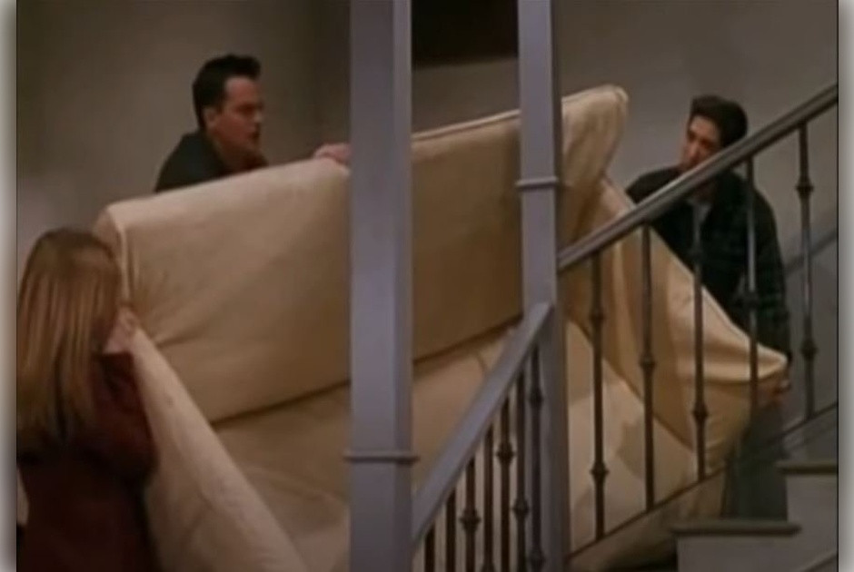 «Pivot!»: Μαθηματικός κατάφερε να λύσει το «πρόβλημα της μετακίνησης του καναπέ» από τα «Φιλαράκια»