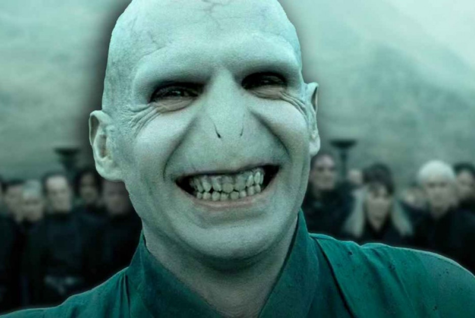 Harry Potter: &Pi;&omicron;&iota;&omicron;&sigmaf; &theta;&alpha; &epsilon;ί&nu;&alpha;&iota; &omicron; &epsilon;&pi;ό&mu;&epsilon;&nu;&omicron;&sigmaf; Voldemort - &Tau;&iota; &iota;&sigma;&chi;&upsilon;&rho;ί&zeta;&epsilon;&tau;&alpha;&iota; &omicron; &Rho;έ&iota;&phi; &Phi;ά&iota;&nu;&sigmaf;