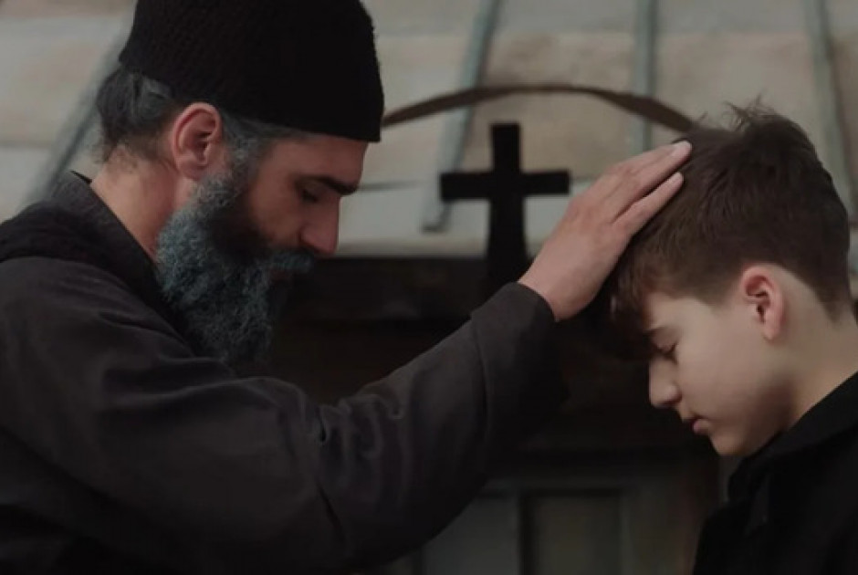 &Omicron; Ά&gamma;&iota;&omicron;&sigmaf; &Pi;&alpha;ΐ&sigma;&iota;&omicron;&sigmaf; έ&gamma;&iota;&nu;&epsilon; &tau;&alpha;&iota;&nu;ί&alpha;: &Mu;έ&sigma;&alpha; &sigma;&tau;&omicron;&nu; &mu;ή&nu;&alpha; &sigma;&tau;&omicron;&upsilon;&sigmaf; &kappa;&iota;&nu;&eta;&mu;&alpha;&tau;&omicron;&gamma;&rho;ά&phi;&omicron;&upsilon;&sigmaf;