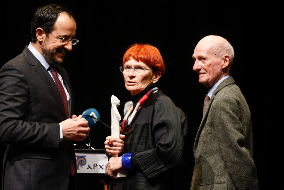 &Tau;&iota;&mu;&eta;&tau;&iota;&kappa;ή &beta;&rho;ά&beta;&epsilon;&upsilon;&sigma;&eta; &delta;ύ&omicron; &Gamma;ά&lambda;&lambda;&omega;&nu; &alpha;&rho;&chi;&alpha;&iota;&omicron;&lambda;ό&gamma;&omega;&nu; &gamma;&iota;&alpha; &mu;&iota;&sigma;ό &alpha;&iota;ώ&nu;&alpha; &pi;&rho;&omicron;&sigma;&phi;&omicron;&rho;ά&sigmaf; &sigma;&tau;&eta; &Chi;&omicron;&iota;&rho;&omicron;&kappa;&omicron;&iota;&tau;ί&alpha; &kappa;&alpha;&iota; &tau;&eta;&nu; &kappa;&upsilon;&pi;&rho;&iota;&alpha;&kappa;ή &alpha;