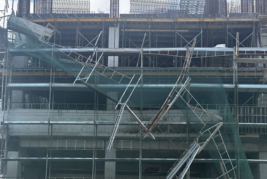 Ισχυροί άνεμοι γκρέμισαν σκαλωσιές κοντά στο παλιό ΓΣΠ