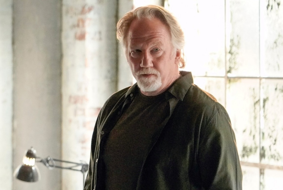 Η Amazon αφαιρεί τον Τίμοθι Μπάσφιλντ από επερχόμενη ρομαντική κομεντί