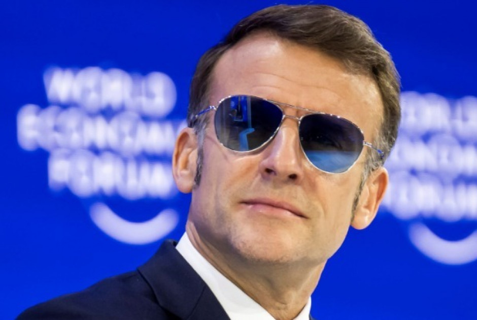 Η viral εμφάνιση του Μακρόν με γυαλιά aviator ανεβάζει τις μετοχές στα ύψη