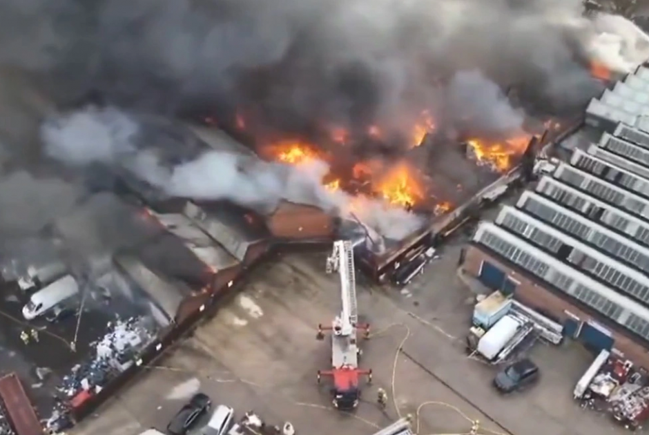 &Beta;&rho;&epsilon;&tau;&alpha;&nu;ί&alpha;: &Mu;&epsilon;&gamma;ά&lambda;&eta; &phi;&omega;&tau;&iota;ά &sigma;&epsilon; &epsilon;&rho;&gamma;&omicron;&sigma;&tau;ά&sigma;&iota;&omicron; &sigma;&tau;&omicron; &Gamma;&omicron;&upsilon;&lambda;&beta;&epsilon;&rho;&chi;ά&mu;&pi;&tau;&omicron;&nu; - &Epsilon;&pi;&iota;&chi;&epsilon;&iota;&rho;&omicron;ύ&nu; &pi;&epsilon;&rho;&iota;&sigma;&sigma;ό&tau;&epsilon;&rho;&omicron;&iota; &alpha;&pi;ό 100 &pi;&upsilon;&rho;&omicron;&sigma;&beta;έ&sigma;&tau;&epsilon;