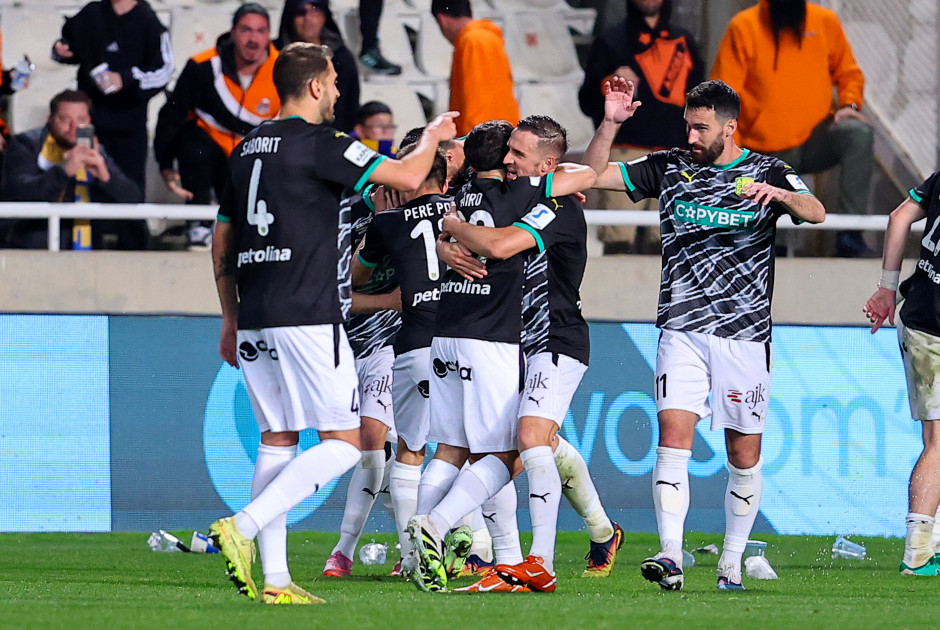 ΑΠΟΕΛ - ΑΕΚ 1-2: Με ΑΝΑΤΡΟΠΗ συνεχίζει το κυνήγι του τίτλου - 2η διαδοχική ήττα για τους γαλαζοκίτρινους (στιγμιότυπα - δηλώσεις)