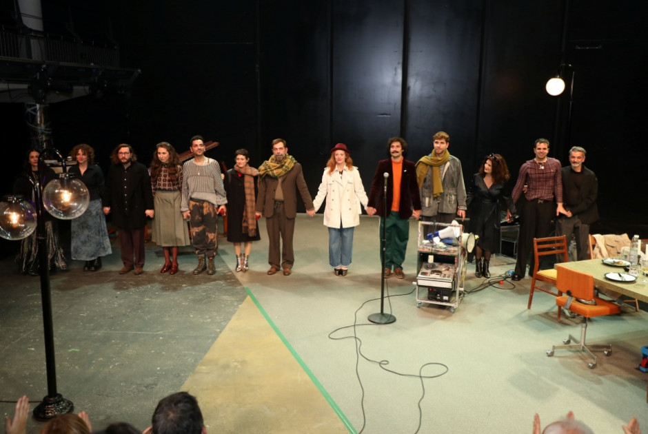 &Nu;έ&alpha; &Sigma;&kappa;&eta;&nu;ή &Theta;&Omicron;&Kappa; &laquo;&Nu;ί&kappa;&omicron;&sigmaf; &Chi;&alpha;&rho;&alpha;&lambda;ά&mu;&pi;&omicron;&upsilon;&sigmaf;&raquo;: &Sigma;&rsquo; &epsilon;&sigma;ά&sigmaf; &pi;&omicron;&upsilon; &mu;&epsilon; &alpha;&kappa;&omicron;ύ&tau;&epsilon; &tau;&eta;&sigmaf; &Lambda;&omicron;ύ&lambda;&alpha;&sigmaf; &Alpha;&nu;&alpha;&gamma;&nu;&omega;&sigma;&tau;ά&kappa;&eta;