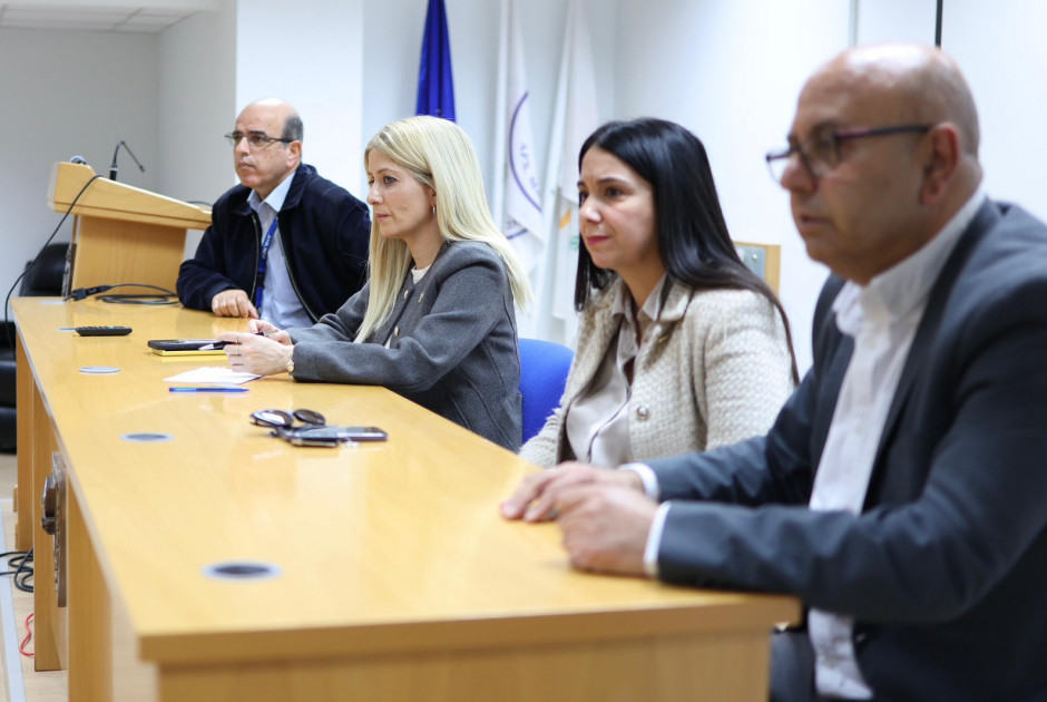 &Alpha;&nu;&nu;ί&tau;&alpha; &sigma;&tau;&omicron; &Pi;&alpha;&iota;&delta;&omicron;&omicron;&gamma;&kappa;&omicron;&lambda;&omicron;&gamma;&iota;&kappa;ό: &laquo;&Omicron; έ&nu;&alpha;&sigmaf; &alpha;&rho;&mu;ό&delta;&iota;&omicron;&sigmaf; &pi;&epsilon;&tau;ά&epsilon;&iota; &tau;&eta;&nu; &mu;&pi;ά&lambda;&alpha; &sigma;&tau;&omicron;&nu; ά&lambda;&lambda;&omicron; - &Delta;&epsilon;&nu; &pi;&rho;ό&kappa;&epsilon;&iota;&tau;&alpha;&iota; &nu;&alpha; &alpha;&nu;&epsilon;&chi;&tau;&omicron;ύ&mu;&epsilon;