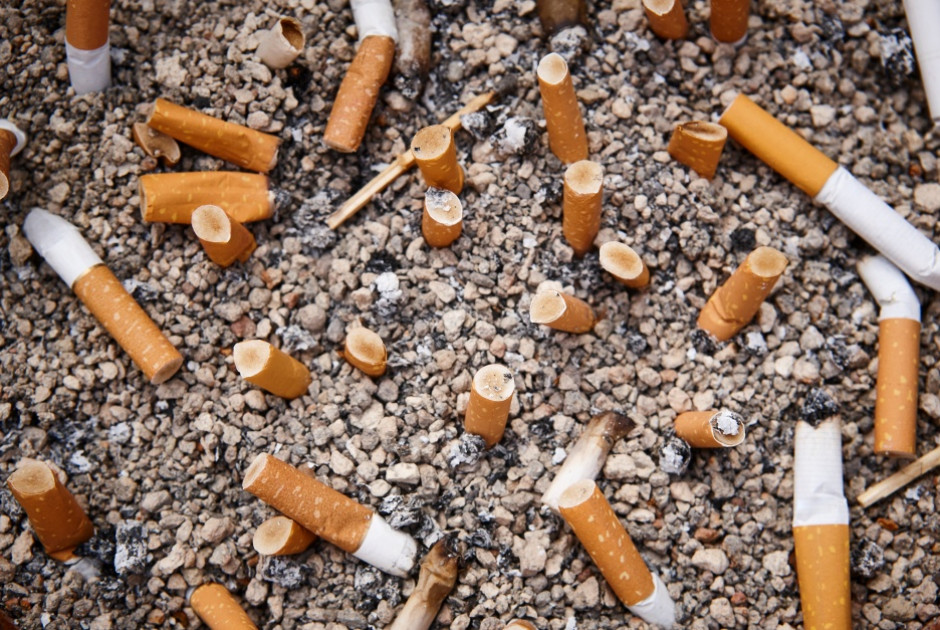 Κινέζοι επιστήμονες βρήκαν τρόπο να μετατρέψουν τα αποτσίγαρα σε «υπερμπαταρίες»