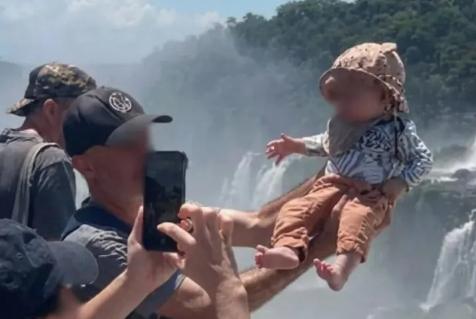 Σάλος με τουρίστα: Σήκωσε βρέφος πάνω από κιγκλίδωμα σε καταρράκτη «για το βγάλει φωτογραφία