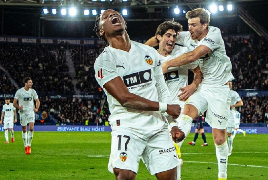 &Lambda;&epsilon;&beta;ά&nu;&tau;&epsilon; &ndash; &Beta;&alpha;&lambda;έ&nu;&theta;&iota;&alpha; 0-2: &Delta;&iota;&pi;&lambda;ό&hellip; &chi;&rho;&upsilon;&sigma;ά&phi;&iota; &gamma;&iota;&alpha; &tau;&iota;&sigmaf; ;&nu;&upsilon;&ch