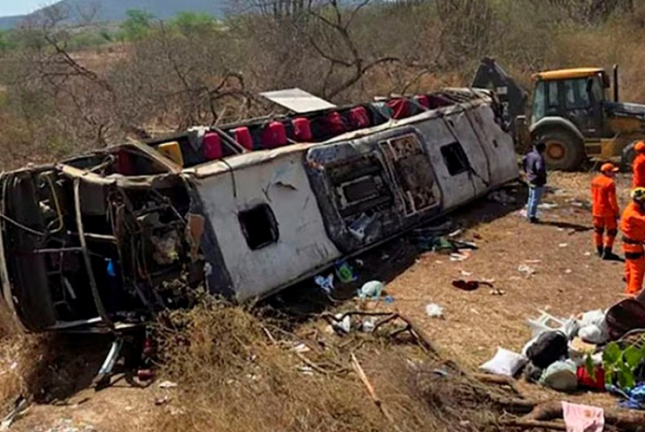 Ανατροπή λεωφορείου στην Βραζιλία - Δεκάδες νεκροί ανάμεσά τους παιδιά