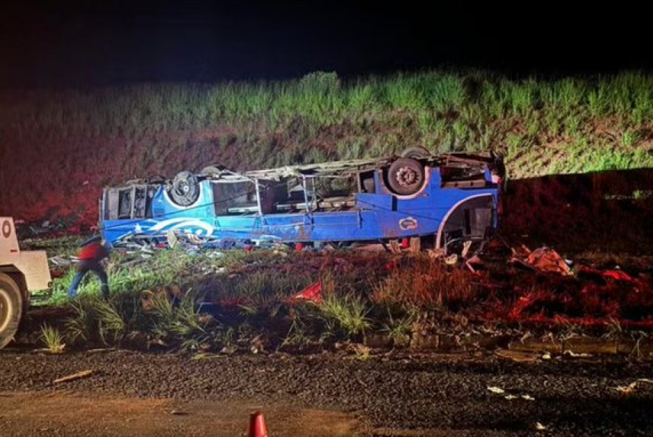 &Tau;&rho;&alpha;&gamma;&omega;&delta;ί&alpha; &sigma;&tau;&eta; &Beta;&rho;&alpha;&zeta;&iota;&lambda;ί&alpha;: '&Epsilon;&xi;&iota; &nu;&epsilon;&kappa;&rho;&omicron;ί &sigma;&epsilon; &alpha;&nu;&alpha;&tau;&rho;&omicron;&pi;ή &lamb