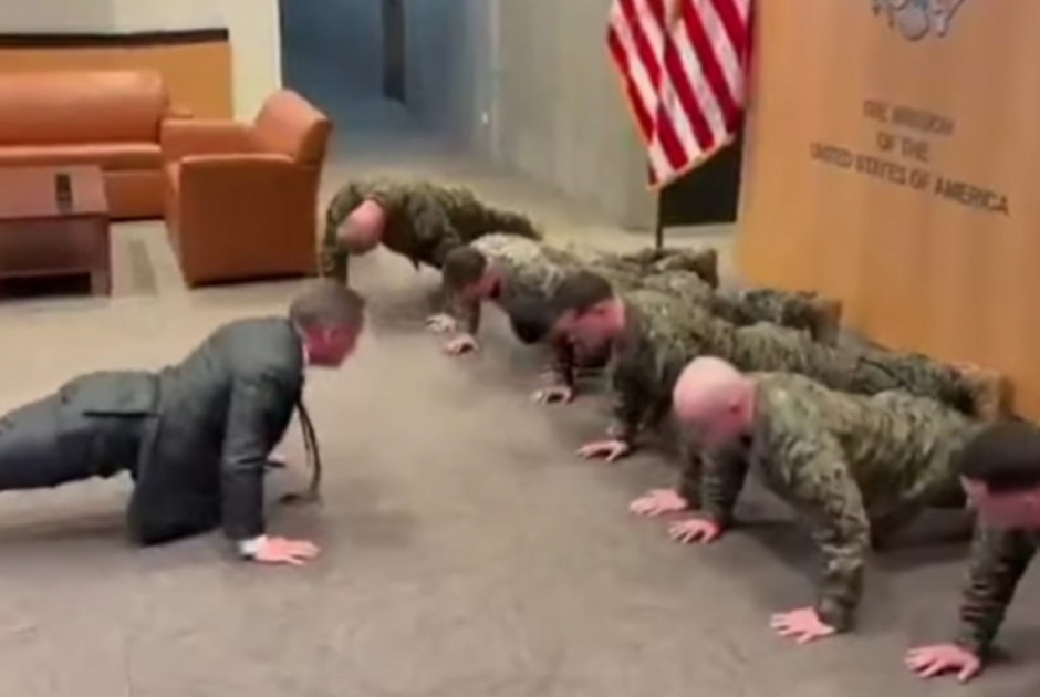 &Gamma;&omicron;&upsilon;ό&lambda;&tau;&sigmaf;: &Mu;&epsilon; &kappa;&omicron;&sigma;&tau;&omicron;ύ&mu;&iota; &kappa;&alpha;&iota; &gamma;&rho;&alpha;&beta;ά&tau;&alpha; έ&kappa;&alpha;&nu;&epsilon; push-ups &mu;&epsilon; &pi;&epsilon;&zeta;&omicron;&nu;&alpha;ύ&tau;&epsilon;&sigmaf; &sigma;&tau;&eta; &Gamma;&epsilon;&nu;&epsilon;ύ&eta; (&Beta;&Iota;&Nu;&Tau;&Epsilon;&Omicron;)