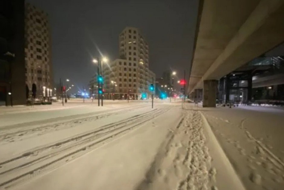 &Delta;&alpha;&nu;ί&alpha;: &Sigma;&tau;ά&sigma;&eta; &sigma;&epsilon; &Mu;&Mu;&Mu;, &kappa;&lambda;&epsilon;&iota;&sigma;&tau;ά &sigma;&chi;&omicron;&lambda;&epsilon;ί&alpha; &kappa;&alpha;&iota; &alpha;&kappa;&upsilon;&rho;ώ&sigma;&epsilon;&iota;&sigmaf; &pi;&tau;ή&sigma;&epsilon;&omega;&nu; &lambda;ό&gamma;&omega; &sigma;&phi;&omicron;&delta;&rho;ώ&nu; &chi;&iota;&omicron;&nu;&omicron;&pi;&tau;ώ&sigma;&epsilon;&omega;&nu;