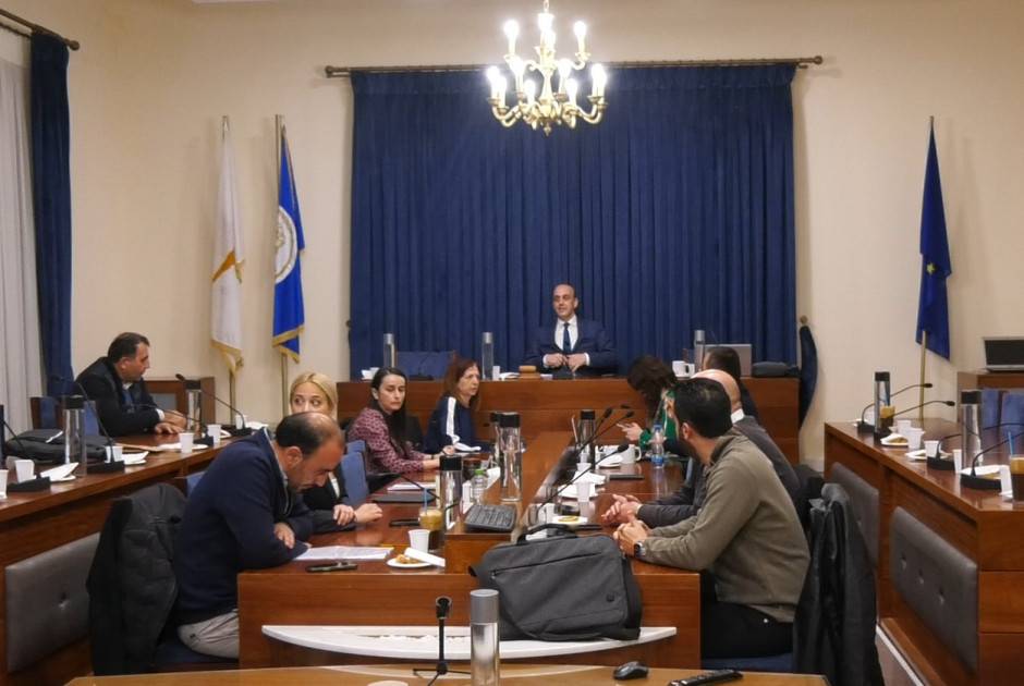 Έ&kappa;&tau;&alpha;&kappa;&tau;&eta; &sigma;&upsilon;&nu;&epsilon;&delta;&rho;ί&alpha; &Delta;&eta;&mu;&omicron;&tau;&iota;&kappa;&omicron;ύ &Sigma;&upsilon;&mu;&beta;&omicron;&upsilon;&lambda;ί&omicron;&upsilon; &Pi;ά&phi;&omicron;&upsilon; &gamma;&iota;&alpha; &alpha;&nu;&alpha;&pi;&lambda;ή&rho;&omega;&sigma;&eta; &Delta;&eta;&mu;&omicron;&tau;&iota;&kappa;&omicron;ύ &Gamma;&rho;&alpha;&mu;&mu;&alpha;&tau;έ&alpha;