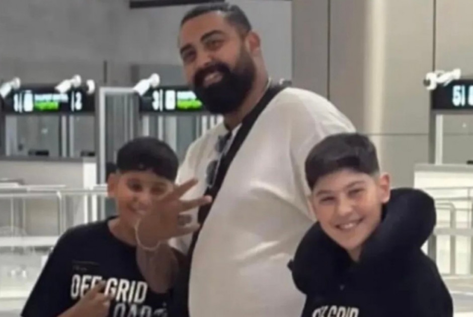 Έ&lambda;&lambda;&eta;&nu;&alpha;&sigmaf; &xi;&upsilon;&lambda;&omicron;&kappa;ό&pi;&eta;&sigma;&epsilon; &mu;έ&chi;&rho;&iota; &theta;&alpha;&nu;ά&tau;&omicron;&upsilon; &epsilon;&lambda;&epsilon;&gamma;&kappa;&tau;ή - &Mu;&epsilon;&gamma;ά&lambda;&omega;&nu;&epsilon; &mu;ό&nu;&omicron;&sigmaf; &tau;&omicron;&upsilon; &delta;ύ&omicron; &pi;&alpha;&iota;&delta;&iota;ά