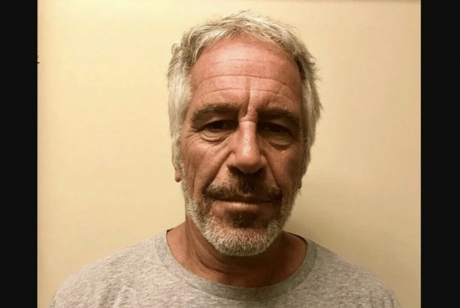 Jeffrey Epstein: &Tau;&omicron;&upsilon;&lambda;ά&chi;&iota;&sigma;&tau;&omicron;&nu; &tau;&rho;&epsilon;&iota;&sigmaf; &gamma;&upsilon;&nu;&alpha;&iota;&kappa;&omicron;&lambda;ό&gamma;&omicron;&iota; &epsilon;ί&chi;&alpha;&nu; &alpha;&nu;&alpha;&lambda;ά&beta;&epsilon;&iota; &tau;&alpha; &kappa;&omicron;&rho;ί&tau;&sigma;&iota;&alpha; &tau;&omicron;&upsilon; sex trafficking