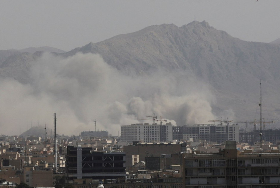 Tο Ιράν επικοινωνεί με αραβικές χώρες - Το Ισραήλ λέει πως έπληξε «εκατοντάδες στρατιωτικούς στόχους»