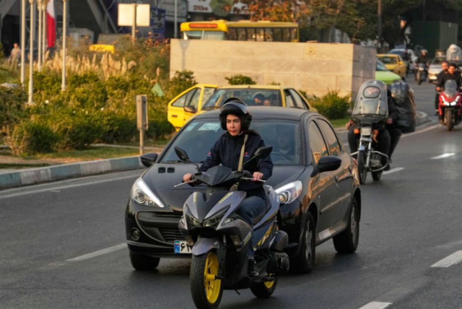 &Iota;&rho;ά&nu;: &Omicron;&iota; &gamma;&upsilon;&nu;&alpha;ί&kappa;&epsilon;&sigmaf; &omicron;&delta;&eta;&gamma;&omicron;ύ&nu; &pi;&lambda;έ&omicron;&nu; &mu;&omicron;&tau;&omicron;&sigma;&iota;&kappa;&lambda;έ&tau;&alpha;