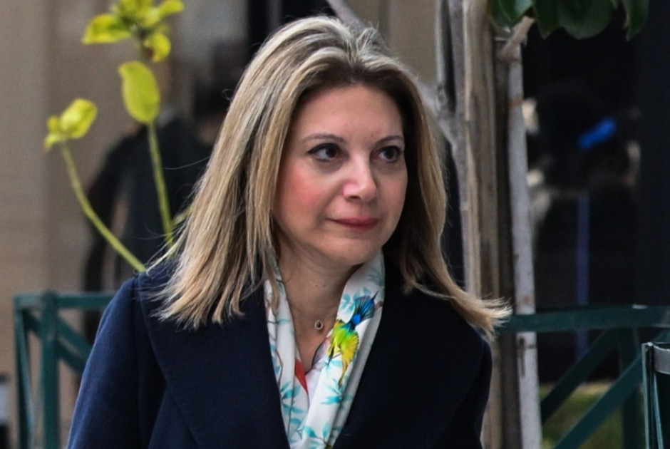 &Kappa;&alpha;&rho;&upsilon;&sigma;&tau;&iota;&alpha;&nu;&omicron;ύ &gamma;&iota;&alpha; &tau;&eta;&nu; ί&delta;&rho;&upsilon;&sigma;&eta; &kappa;ό&mu;&mu;&alpha;&tau;&omicron;&sigmaf; &tau;&eta;&sigmaf;: &laquo;&Gamma;&epsilon;&nu;&nu;ή&theta;&eta;&kappa;&epsilon; &alpha;&pi;ό &tau;&eta;&nu; &kappa;&omicron;&iota;&nu;&omega;&nu;ί&alpha; &lambda;ό&gamma;&omega; &alpha;&nu;ά&gamma;&kappa;&eta;&sigmaf;&raquo;