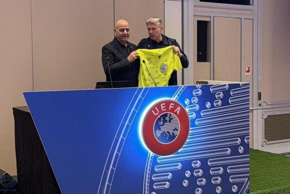 &Omicron; &Rho;&omicron;&mu;&pi;έ&rho;&tau;&omicron; &Rho;&omicron;&zeta;έ&tau;&iota; &sigma;&upsilon;&gamma;&chi;&alpha;ί&rho;&epsilon;&iota; &tau;&eta;&nu; &Kappa;&Omicron;&Pi; &gamma;&iota;&alpha; &tau;&eta;&nu; &sigma;&tau;ή&rho;&iota;&xi;&eta; &sigma;&tau;&omicron;&upsilon;&sigmaf; &Kappa;ύ&pi;&rho;&iota;&omicron;&upsilon;&sigmaf; &delta;&iota;&alpha;&iota;&tau;&eta;&tau;έ&sigmaf;