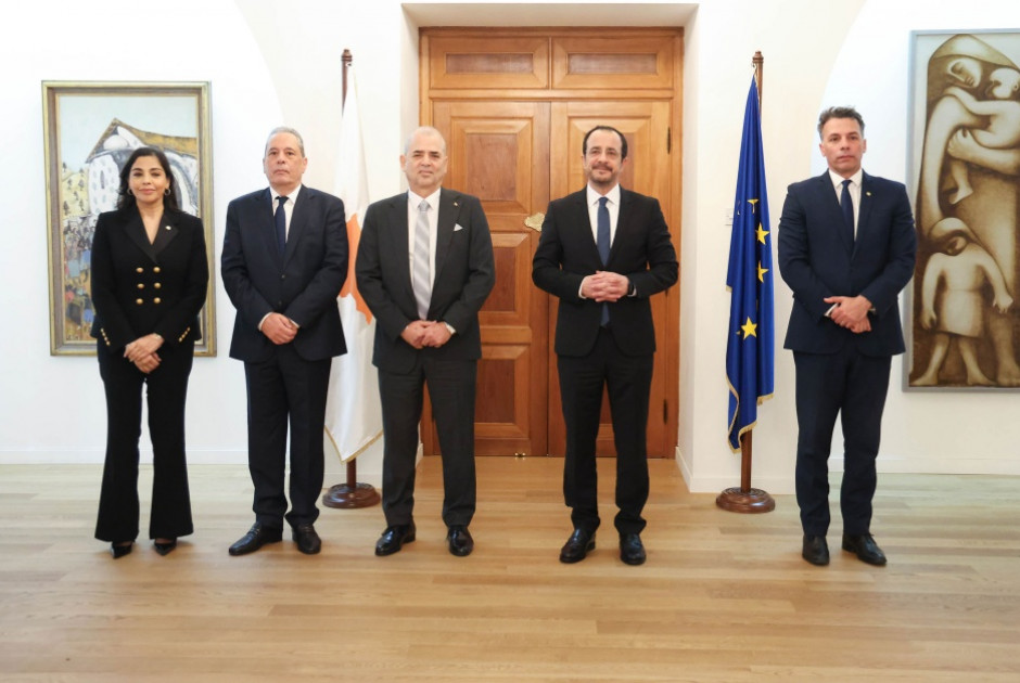 &Pi;&tau;&Delta; &sigma;&epsilon; &Pi;&rho;έ&sigma;&beta;&eta; &Kappa;&omicron;ύ&beta;&alpha;&sigmaf;: &Pi;&rho;&omicron;&tau;&epsilon;&rho;&alpha;&iota;ό&tau;&eta;&tau;&alpha; &omicron;&iota; &sigma;&chi;έ&sigma;&epsilon;&iota;&sigmaf; &Epsilon;&Epsilon;-&Lambda;&alpha;&tau;&iota;&nu;&iota;&kappa;ή&sigmaf; &Alpha;&mu;&epsilon;&rho;&iota;&kappa;ή&sigmaf;/&Kappa;&alpha;&rho;&alpha;ϊ&beta;&iota;&kappa;ή&sigmaf;