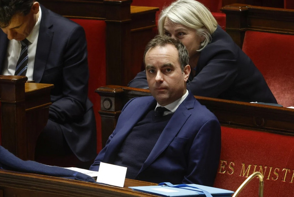 Δεν «έπεσε» η Κυβέρνηση: Μπλόκο στις προτάσεις μομφής στη Γαλλία