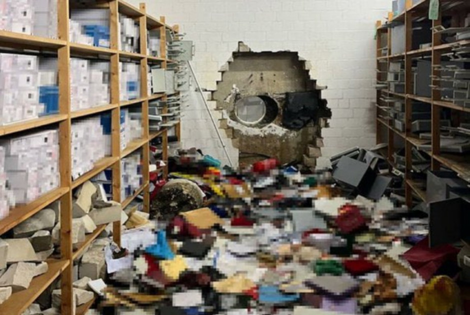 &Gamma;&epsilon;&rho;&mu;&alpha;&nu;ί&alpha;: &laquo;&Sigma;ή&kappa;&omega;&sigma;&alpha;&nu;&raquo; &alpha;&pi;ό &theta;&upsilon;&rho;ί&delta;&epsilon;&sigmaf; &tau;&rho;ά&pi;&epsilon;&zeta;&alpha;&sigmaf; &pi;ά&nu;&omega; &alpha;&pi;ό 100 &epsilon;&kappa;&alpha;&tau;. &epsilon;&upsilon;&rho;ώ &kappa;&alpha;&iota; έ&phi;&upsilon;&gamma;&alpha;&nu; &alpha;&nu;&epsilon;&nu;ό&chi;&lambda;&eta;&tau;&omicron;&iota;