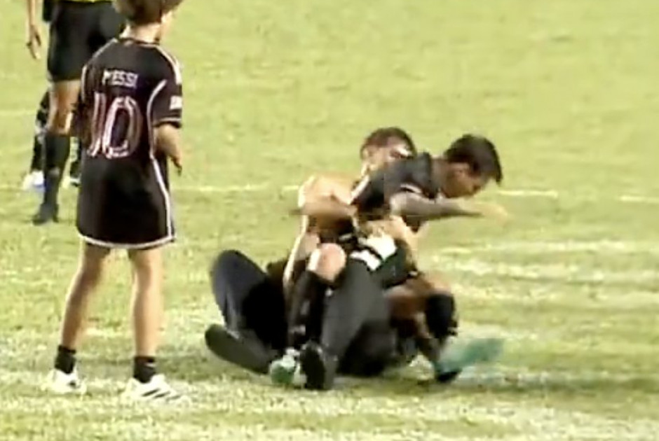 ΑΠΙΣΤΕΥΤΑ ΠΡΑΓΜΑΤΑ:  Οπαδοί εισέβαλαν στον αγωνιστικό χώρο και έριξαν στο χορτάρι τον Μέσι (ΒΙΝΤΕΟ)