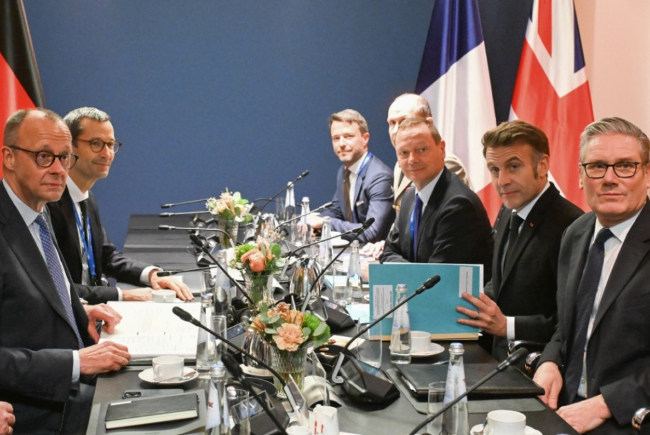 Politico &gamma;&iota;&alpha; &tau;&eta; &Delta;&iota;ά&sigma;&kappa;&epsilon;&psi;&eta; &tau;&omicron;&upsilon; &Mu;&omicron;&nu;ά&chi;&omicron;&upsilon;: &Eta; &Epsilon;&upsilon;&rho;ώ&pi;&eta; &xi;&omicron;&delta;&epsilon;ύ&epsilon;&iota; &pi;&epsilon;&rho;&iota;&sigma;&sigma;ό&tau;&epsilon;&rho;&alpha; &gamma;&iota;&alpha; &tau;&eta;&nu; &Alpha;&mu;&upsilon;&nu;&alpha;