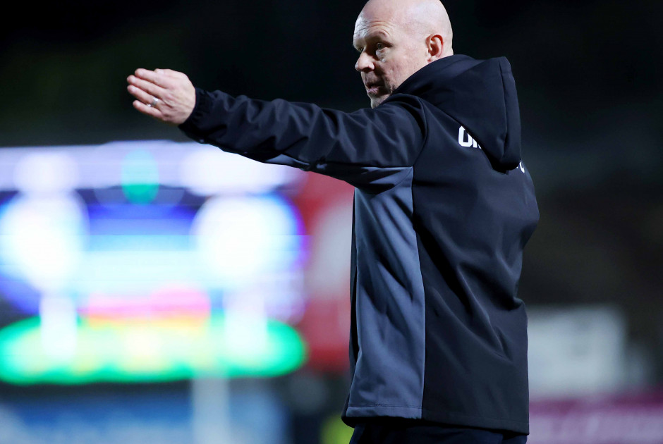 Όσο οι υπόλοιποι παριστάνουν τους καθηγητές ο Χένινγκ Μπέργκ "χαϊδεύει τον γάτο του" σε μια γωνιά και γελάει